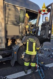 Incidente tra amezzi pesanti