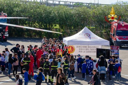 Geronimo Stilton incontra i Vigili del Fuoco e i bambini delle scuole di Cagliari Una giornata di coraggio, amicizia e fantasia nella città del sole