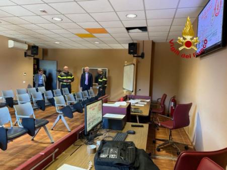 Ing. Porrovecchio e ing. Mercuri entrano nell'aula