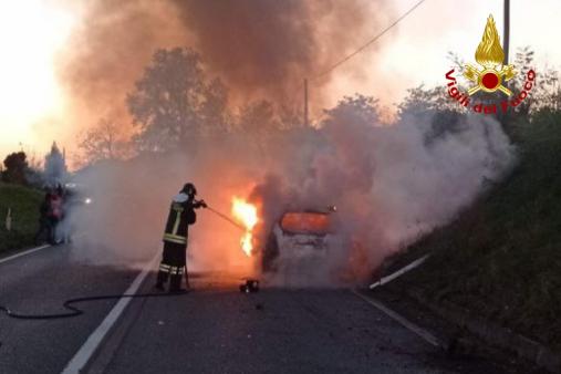Incendio autovettura a seguito incidente stradale
