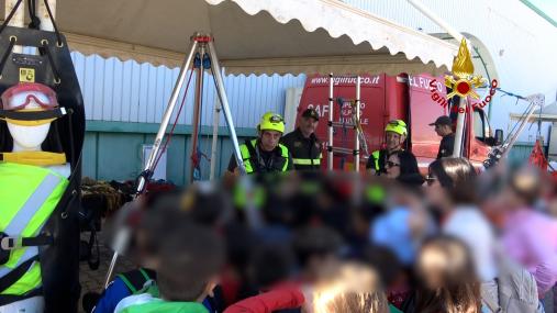 Geronimo Stilton incontra i Vigili del Fuoco e i bambini delle scuole di Cagliari Una giornata di coraggio, amicizia e fantasia nella città del sole