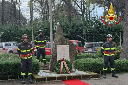 Picchetto al monumento ai Caduti