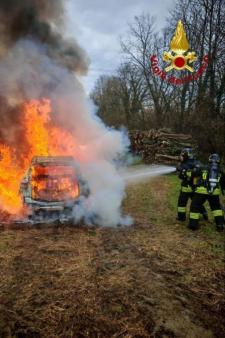 INCENDIO AUTOVETTURA