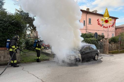 Incendio autovettura a Sigillo