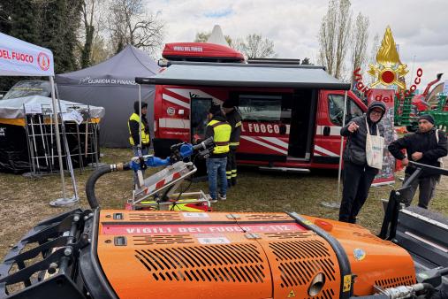 Agriumbria 2026: il Sottosegretario Prisco in visita allo stand dei Vigili del Fuoco dedicato alla prevenzione degli incendi di vegetazione