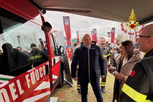 Agriumbria 2026: il Sottosegretario Prisco in visita allo stand dei Vigili del Fuoco dedicato alla prevenzione degli incendi di vegetazione