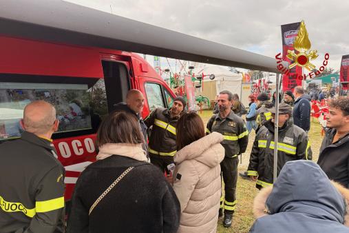 Agriumbria 2026: il Sottosegretario Prisco in visita allo stand dei Vigili del Fuoco dedicato alla prevenzione degli incendi di vegetazione