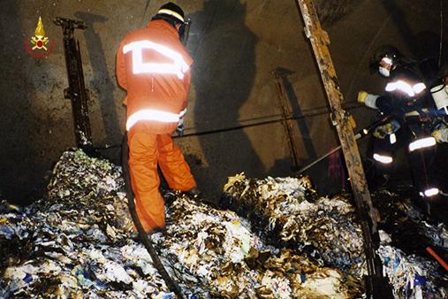 Immagini dell'epoco ache ritraggono i vigili del fuoco impegnati nel traforo del Monte Bianco tra i rottami anneriti dei mezzi