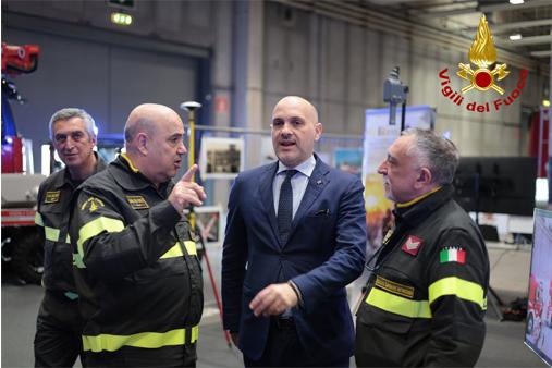 Il Capo del Corpo Mannino (a sin.) e il sottosegretario Prisco alla LetExpo 2026 di Verona
