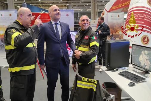 Il Capo del Corpo Mannino (a sin.) e il sottosegretario Prisco alla LetExpo 2026 di Verona