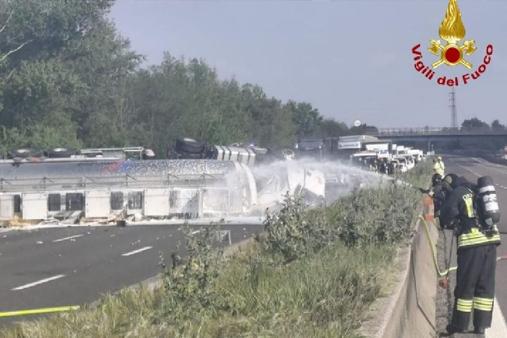 Vigili del fuoco impegnati nelle operazioni di messa in sicurezza dopo l'incidente sulla A14