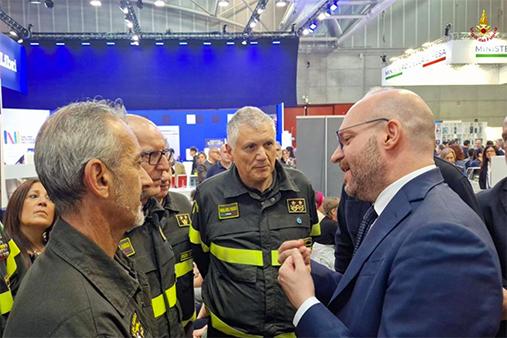 Sulla destra della foto il presidente della Camera Lorenzo Fontana, alla sua sinistra sullo sfondo il direttore regionale VF Alessandro Paola