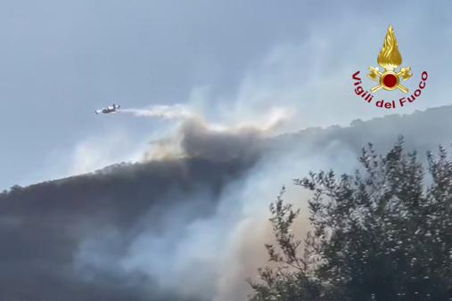 Operazioni di spegnimento incendio boschivo 8