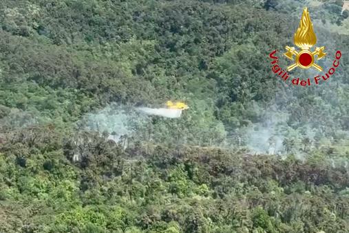 Operazioni di spegnimento incendio boschivo 12
