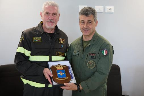 Consegna Crest AVES Colonnello Elvio Tamussin