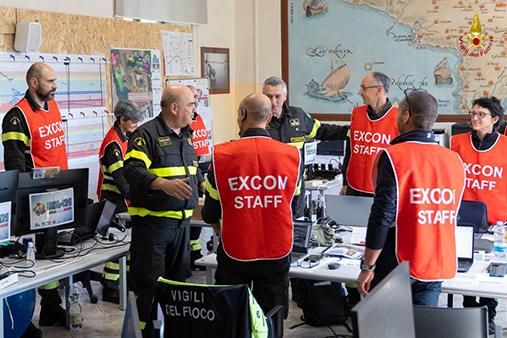 Il Capo del Corpo Mannino si intrattiene con il personale nella cabina di regia organizzativa (EXCON)
