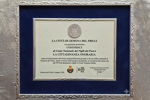 La targa della cittadinanzna onoraria concessa da Gemona del Friuli ai Vigili del fuoco
