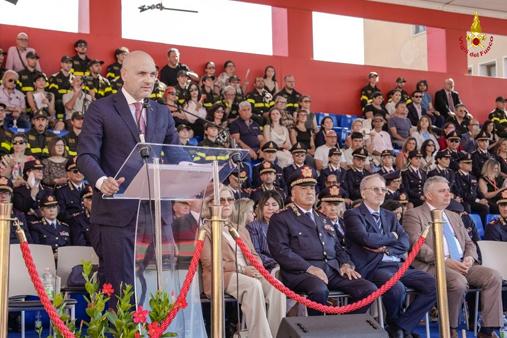 Il sottosegretario Prisco si rivolge agli allievi che prestano giuramento