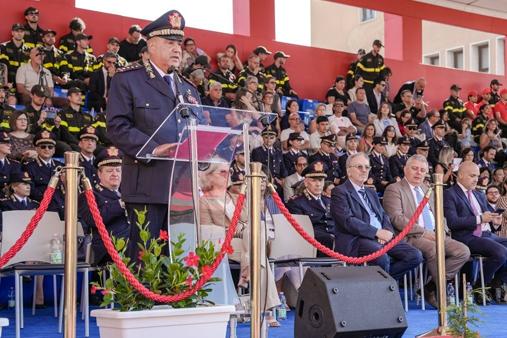 Il Capo del Corpo Mannino mentre parla agli allievi vigili del fuoco durante la cerimonia del giuramento