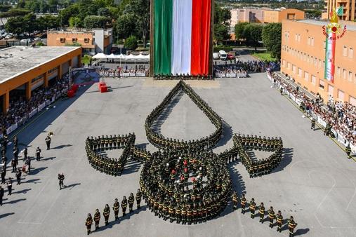Il simbolo del corpo nazionale disegnato nel piazzale delle scuole dai vigili del fuoco