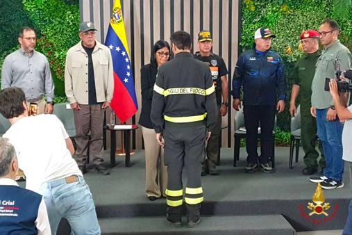 La presidente Rodriguez consegna la onorificenza di Eroe del Venezuela al contingente dei Vigili del fuoco italiani per l'aiuto nelle operazioni di soccorso dopo il terremoto