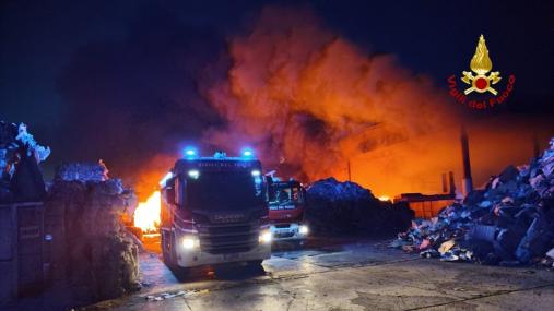 incendio ditta rifiuti