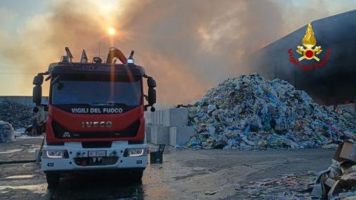 incendio ditta rifiuti