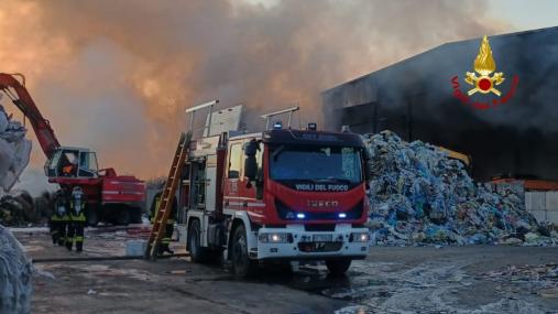 incendio ditta rifiuti