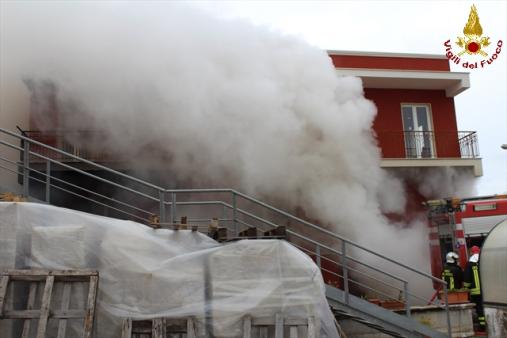 Taranto, vasto incendio in un mobilificio