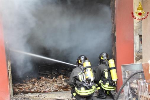 Taranto, vasto incendio in un mobilificio