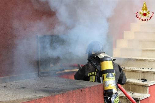 Taranto, vasto incendio in un mobilificio