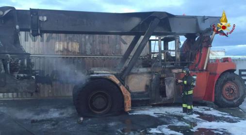 Ancona, incendio in area portuale