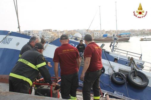 Agrigento, i Vigili del Fuoco recuperano peschereccio affondato a Lampedusa