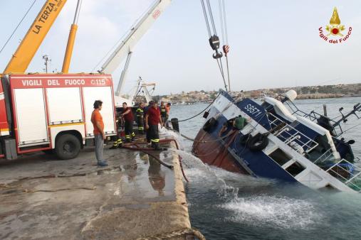 Agrigento, i Vigili del Fuoco recuperano peschereccio affondato a Lampedusa