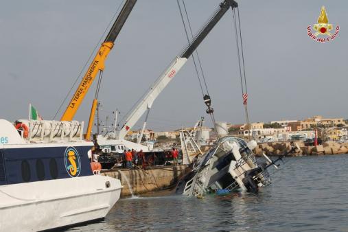 Agrigento, i Vigili del Fuoco recuperano peschereccio affondato a Lampedusa