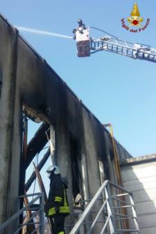 Pesaro, incendio in un padiglione fieristico