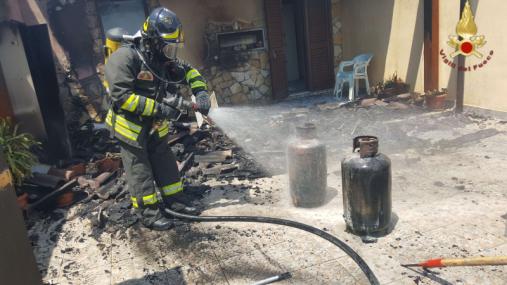Crotone, incendio in un'abitazione nel comune di Rocca di Neto