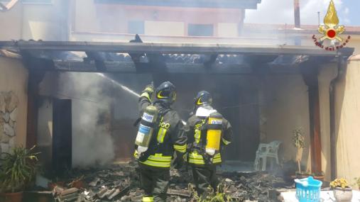Crotone, incendio in un'abitazione nel comune di Rocca di Neto
