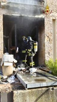 Messina, incendio deposito a Villafranca Tirrena