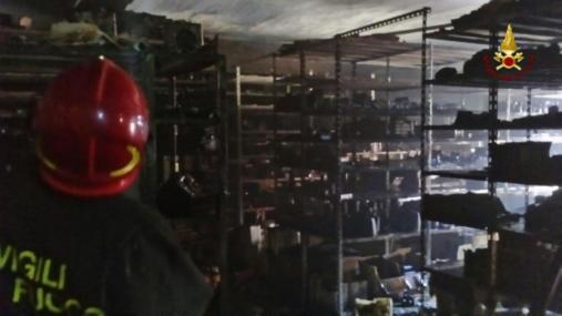 Messina, incendio deposito a Villafranca Tirrena
