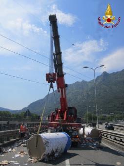 Lecco, un autotreno perde il carico sulla SS36