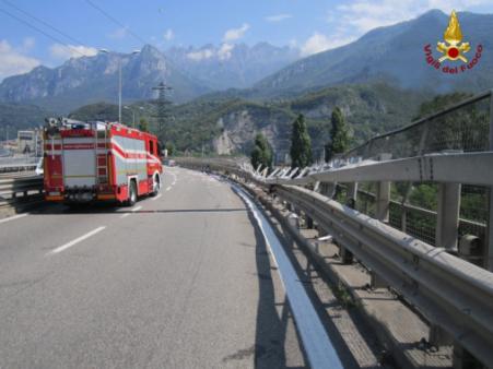 Lecco, un autotreno perde il carico sulla SS36