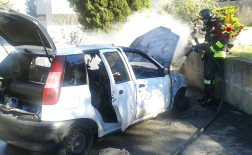 Ancona, incendio utilitaria alimentata a metano
