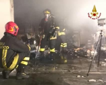Ancona, incendio all'interno di un garage