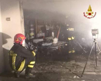 Ancona, incendio all'interno di un garage
