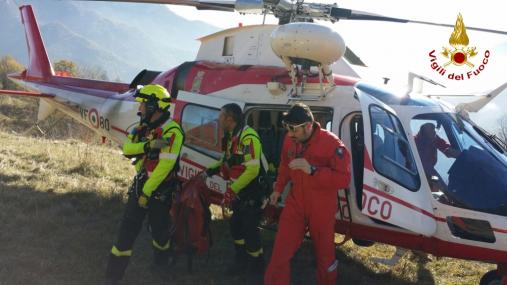 Cuneo, salvati vitellino e mucca caduti in un dirupo