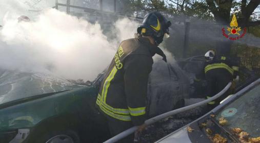 Ancona, incendio automezzi all'interno di una carrozzeria nel comune di Fabriano