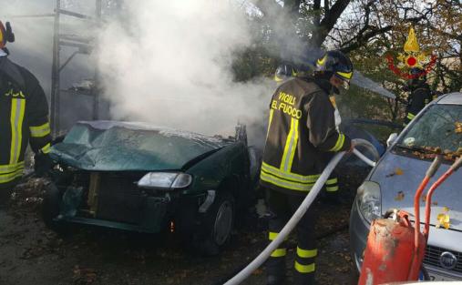 Ancona, incendio automezzi all'interno di una carrozzeria nel comune di Fabriano