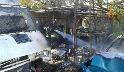 Ancona, incendio automezzi all'interno di una carrozzeria nel comune di Fabriano