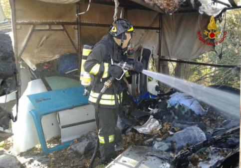 Ancona, incendio automezzi all'interno di una carrozzeria nel comune di Fabriano